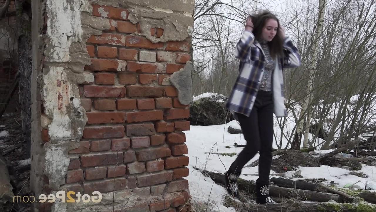 15P La linda Vika Lita es pillada con los pantalones bajados mientras orinaba en la nieve.