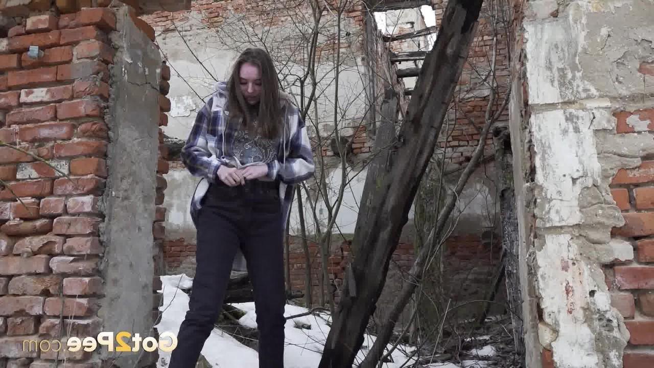 15P La linda Vika Lita es pillada con los pantalones bajados mientras orinaba en la nieve.