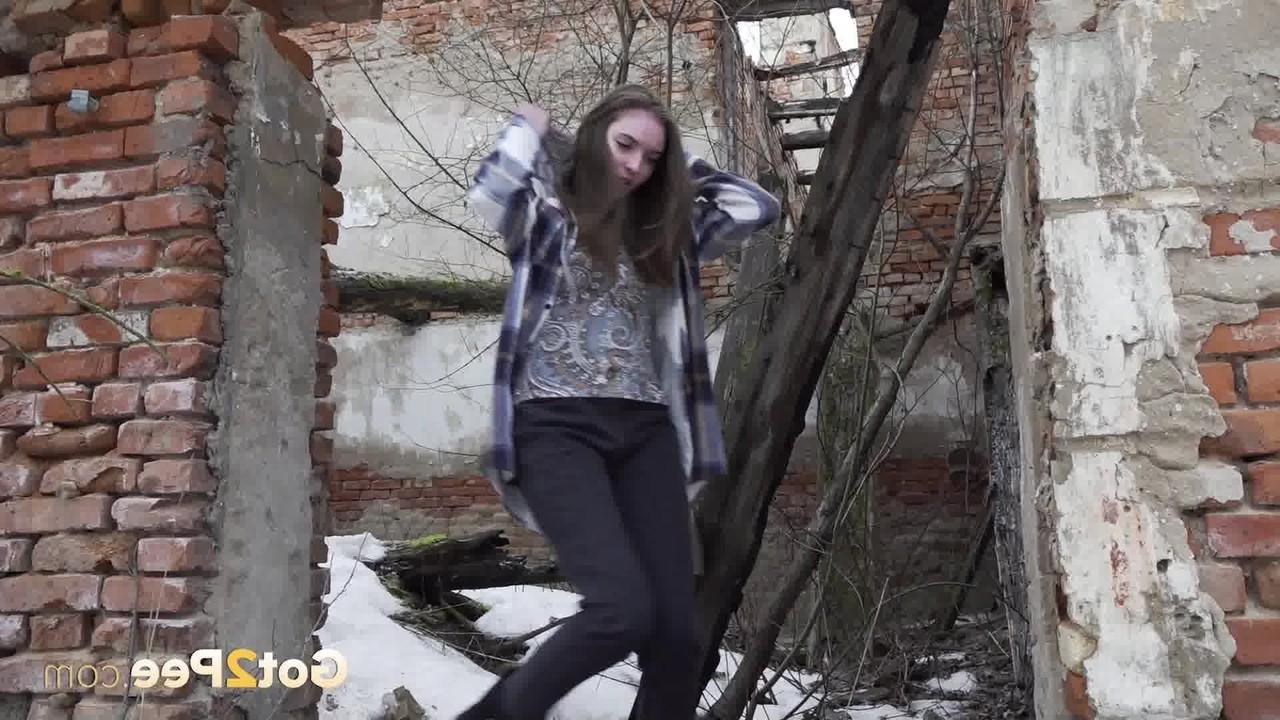 15P La linda Vika Lita es pillada con los pantalones bajados mientras orinaba en la nieve.