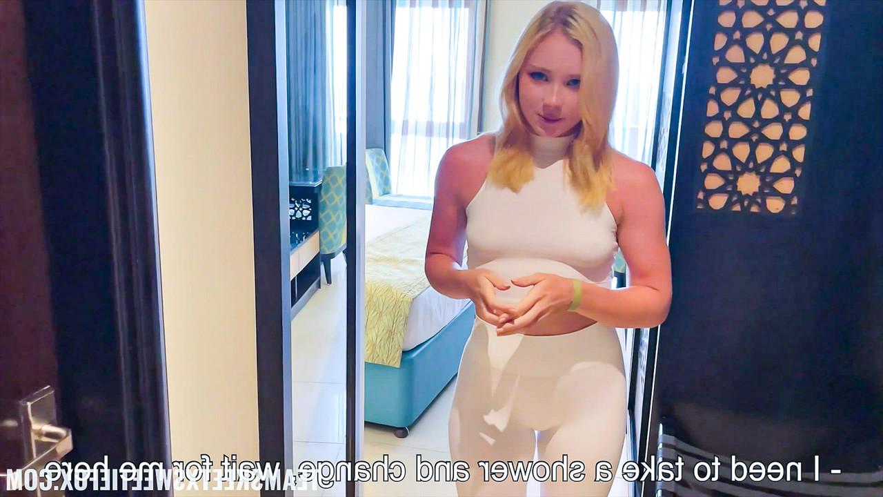 20P La blonde bien roulée Sweetie Fox montre sa délicieuse chatte tout en faisant du sexe anal.