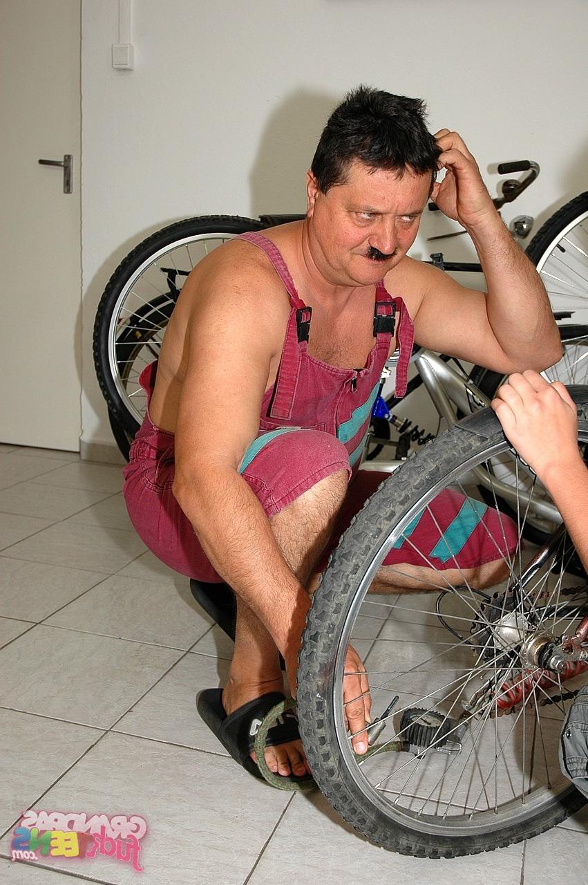 19P Adolescente sexy monta la gran polla del mecánico de bicicletas para pagar las reparaciones y recibe un facial