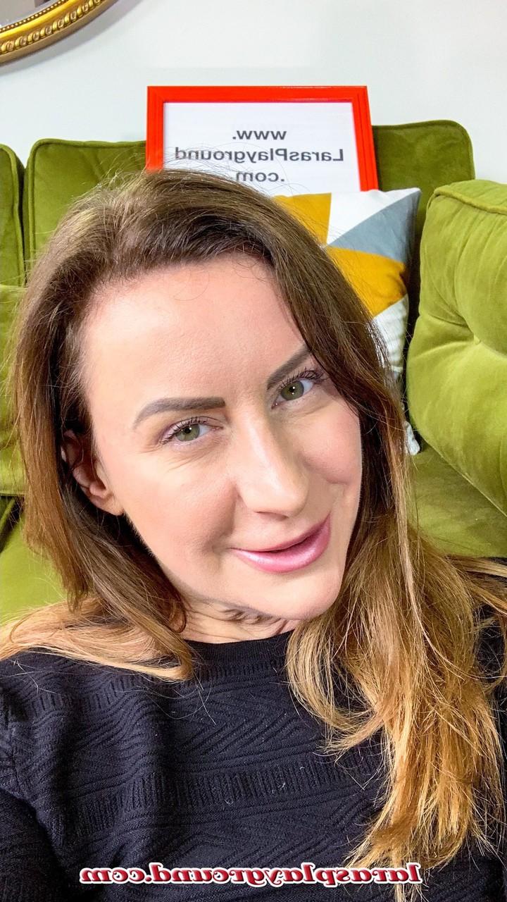 20P Impressionante esbelta MILF Lara mostra seus peitos grandes enquanto provoca em uma roupa apertada