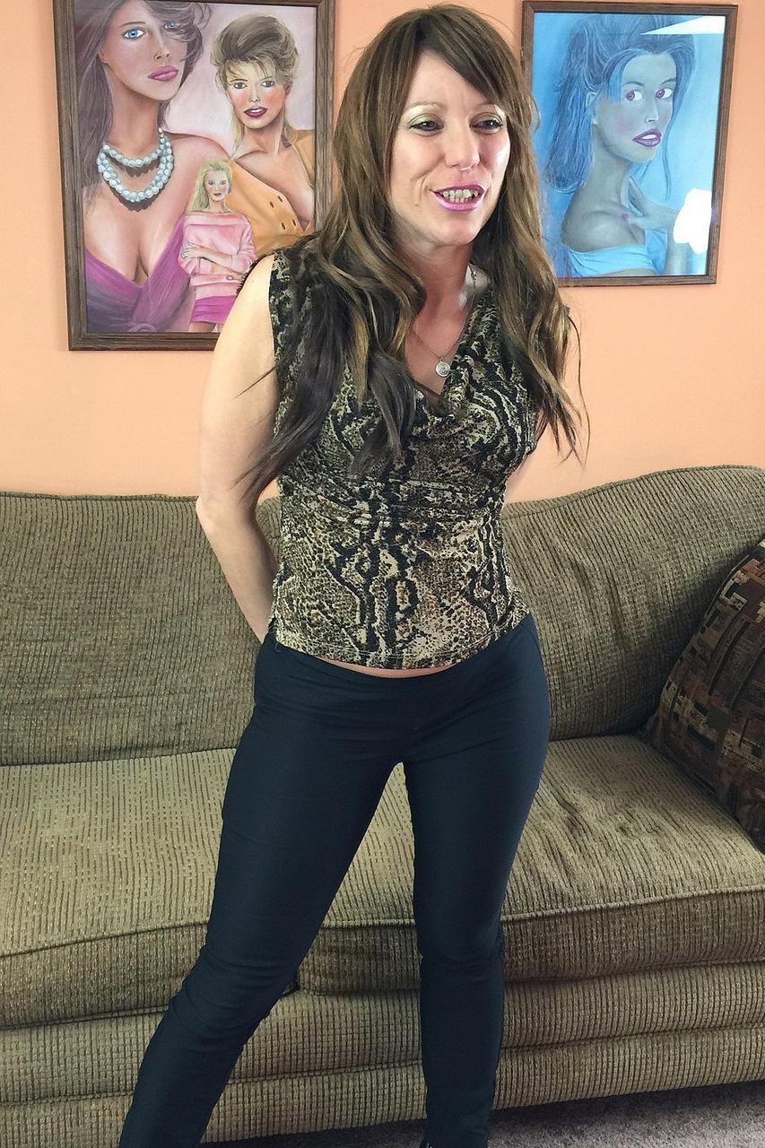 20P Petite MILF Brandi Minx exposes her firm body and gives head kneeling