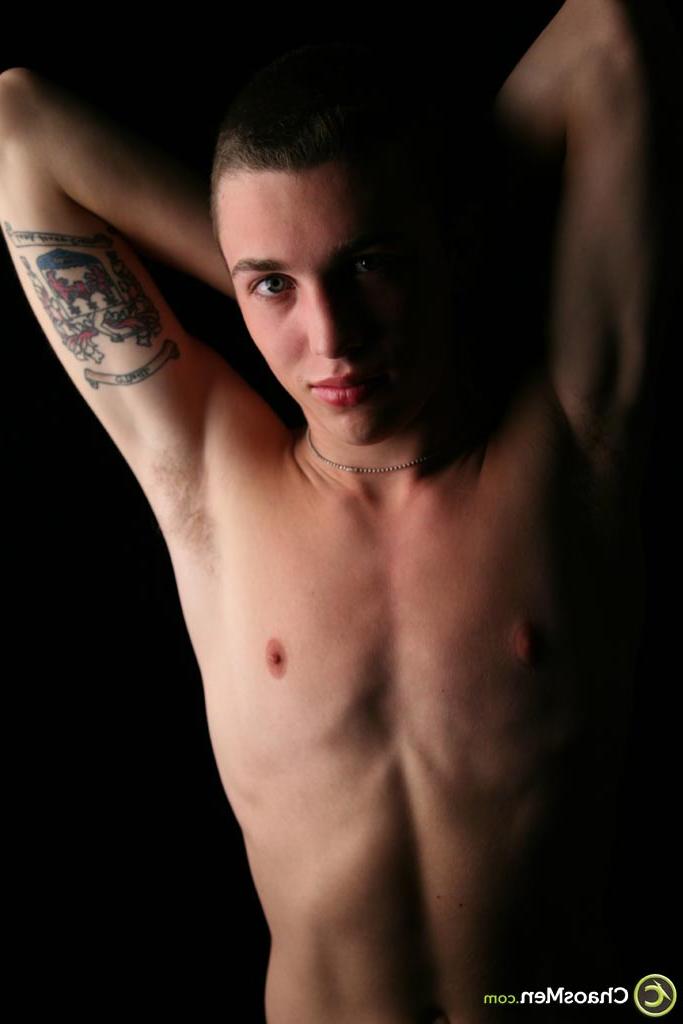 20P O gay fofo Ian abaixa a calcinha e brinca com seu pau duro como pedra