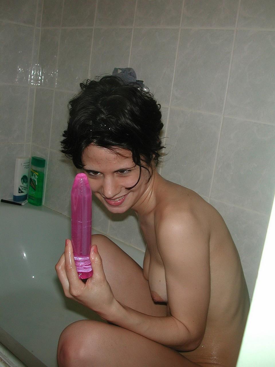 20P A morena magra Roxanne se masturba com um vibrador no banheiro