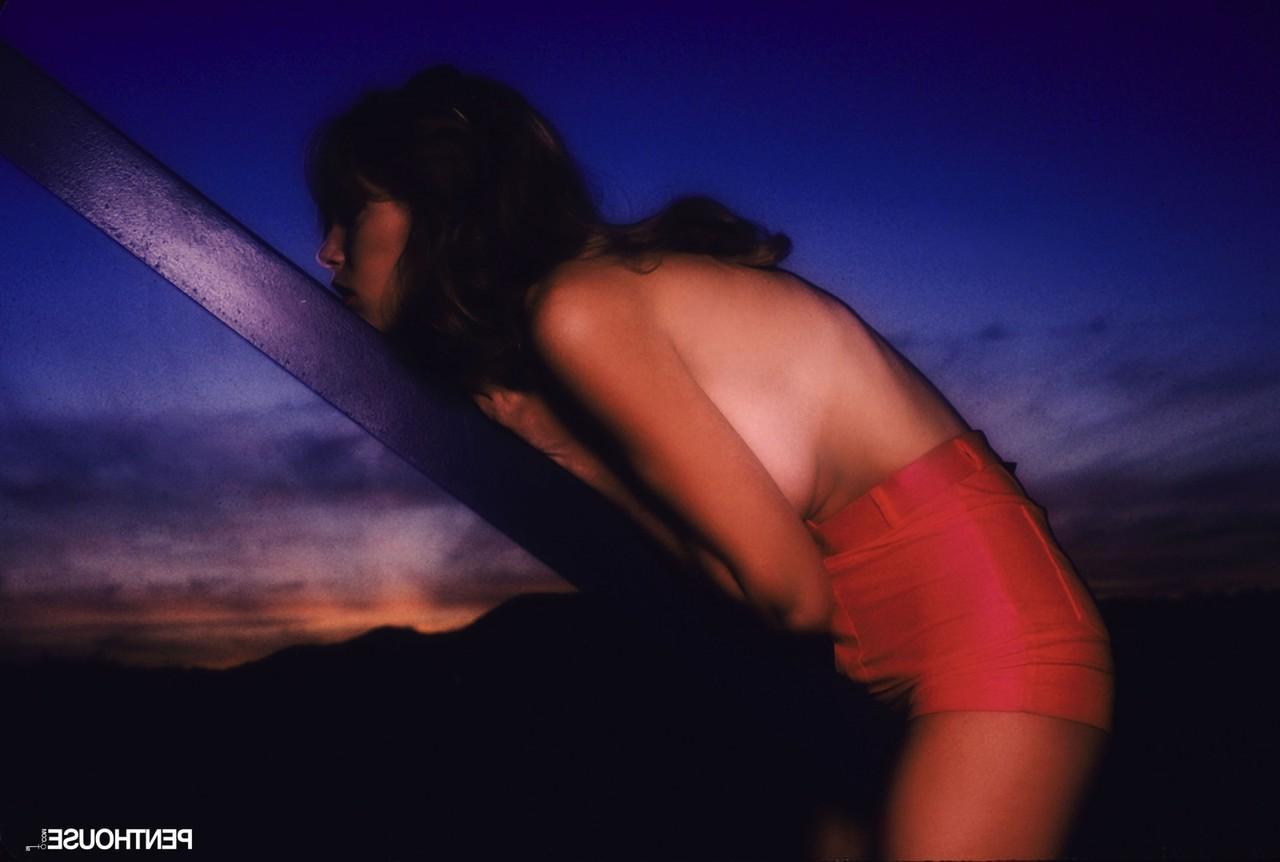 17P Incrível garota morena Tammy Hill mostra peitos deslumbrantes em ação solo sexy