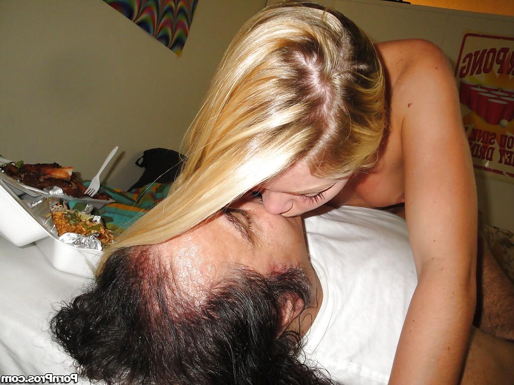 16P A adolescente brincalhona Jessie Andrews pegando o pau de um grande velho para foder