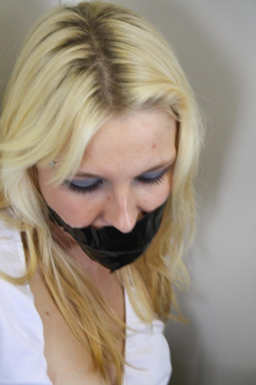 17P La rubia cautiva atada y amordazada Ilona muestra su pezón mientras intenta escapar