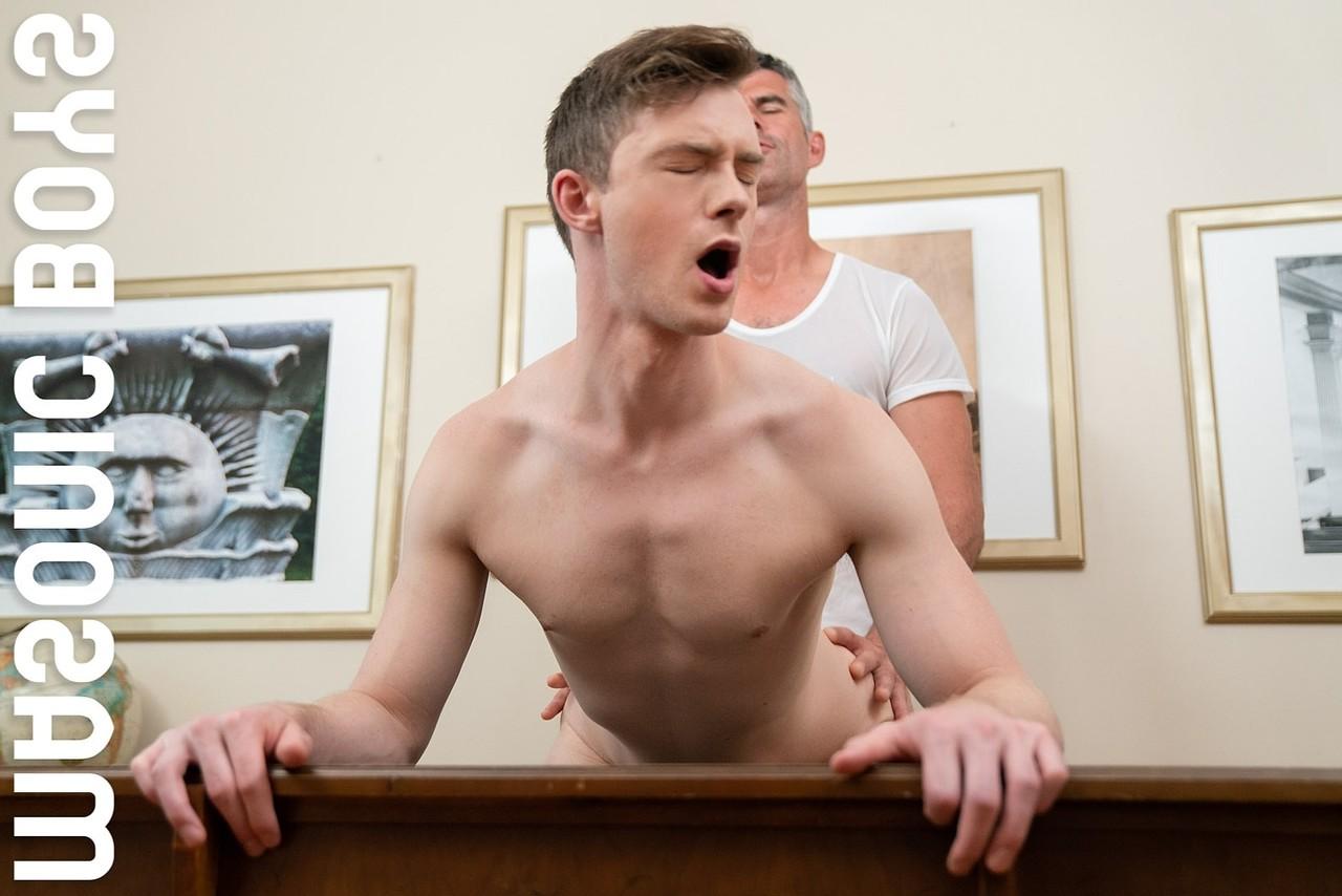 20P El jefe gay Master Oaks tiene sexo anal duro con un pasante caliente en su oficina