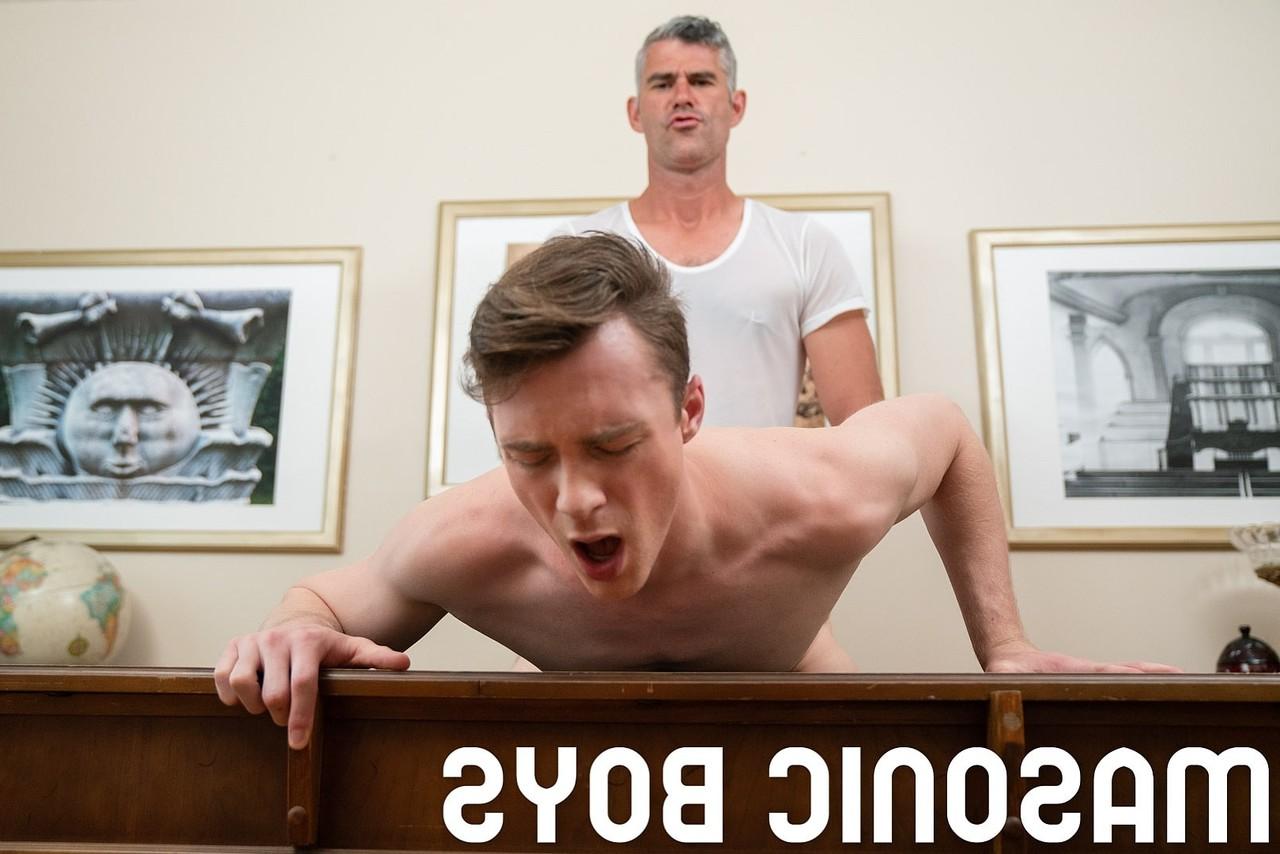 20P El jefe gay Master Oaks tiene sexo anal duro con un pasante caliente en su oficina