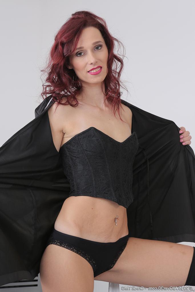 15P Breanne, maigre, à la poitrine plate, enlève sa lingerie noire pour jouer dans des chaussettes cuissardes.
