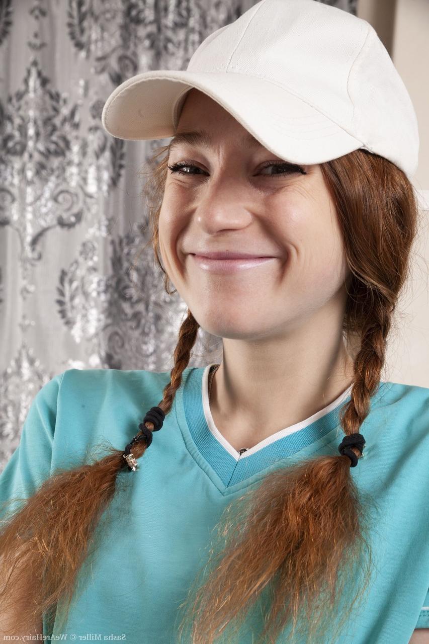 20P La cutie americana Sasha Miller metiéndose los dedos en su coño extremadamente peludo