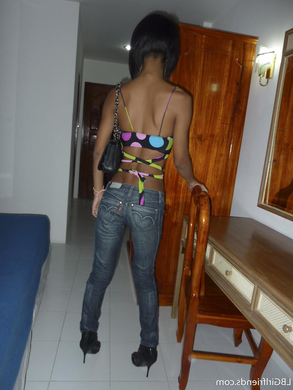 17P O lindo ladyboy negro Bo lava seu corpo magro e seu pênis grande no chuveiro