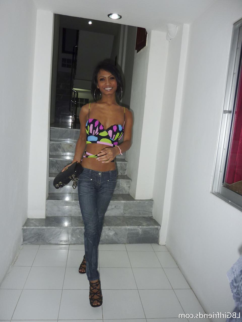 17P O lindo ladyboy negro Bo lava seu corpo magro e seu pênis grande no chuveiro
