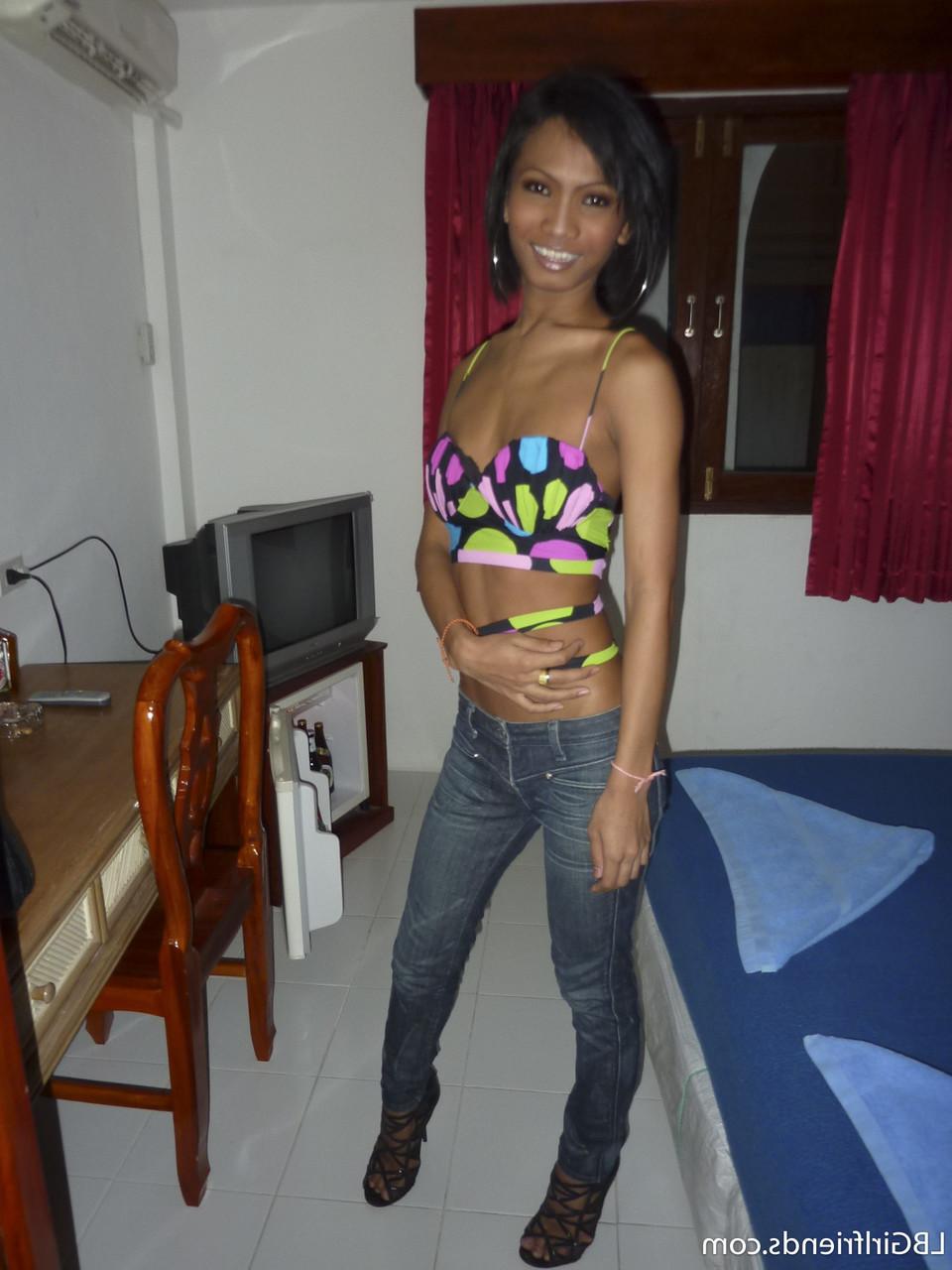17P O lindo ladyboy negro Bo lava seu corpo magro e seu pênis grande no chuveiro