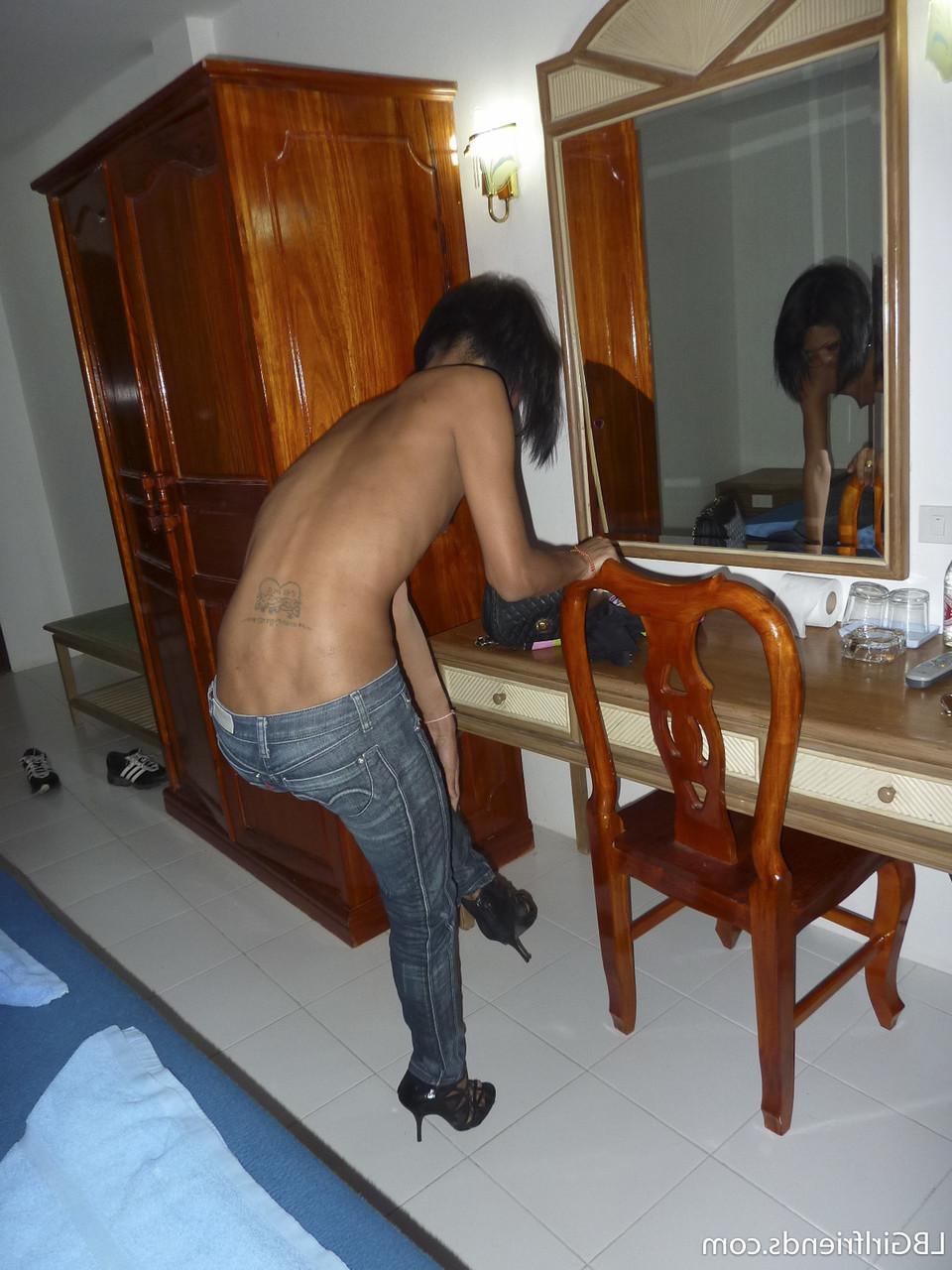 17P O lindo ladyboy negro Bo lava seu corpo magro e seu pênis grande no chuveiro
