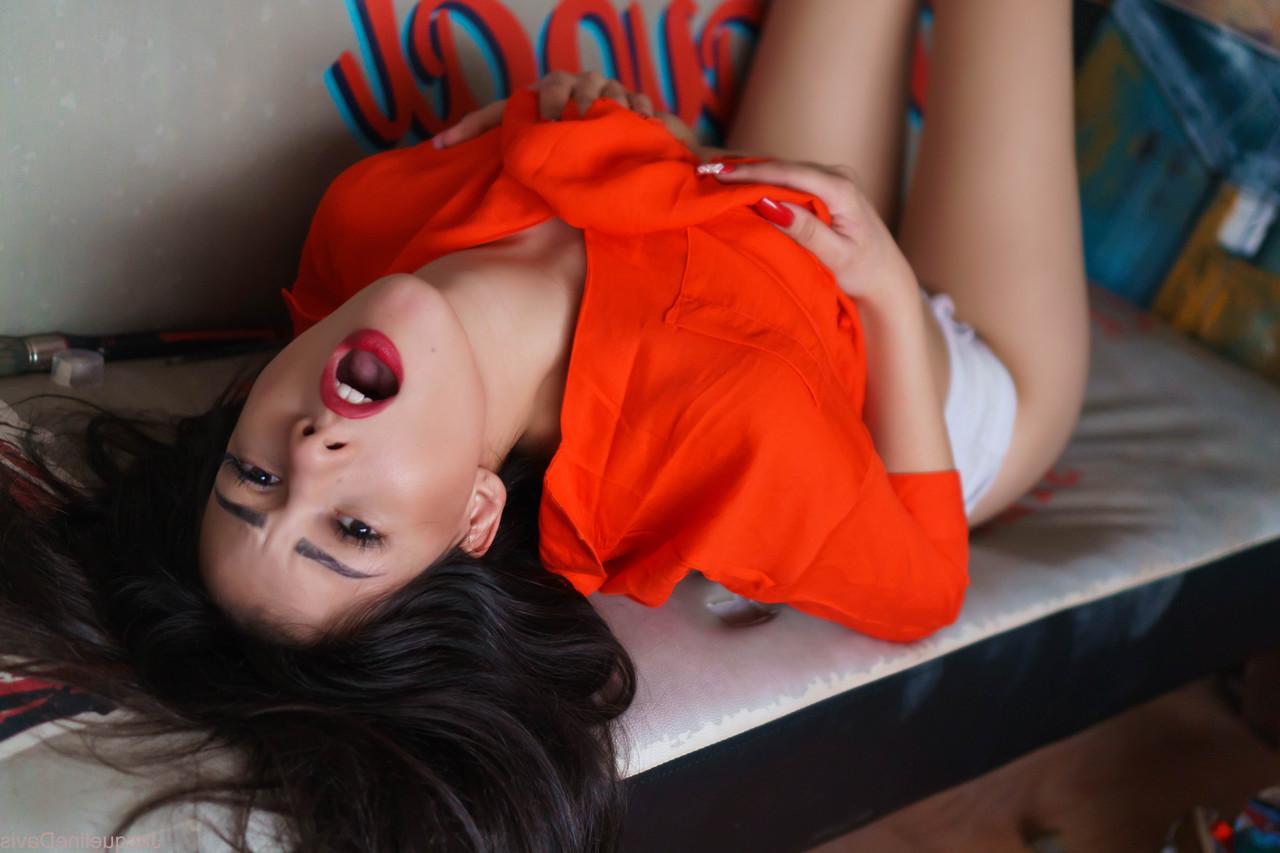 15P Das schöne brünette Babe Jacqueline Davis zeigt ihre kleinen Titten