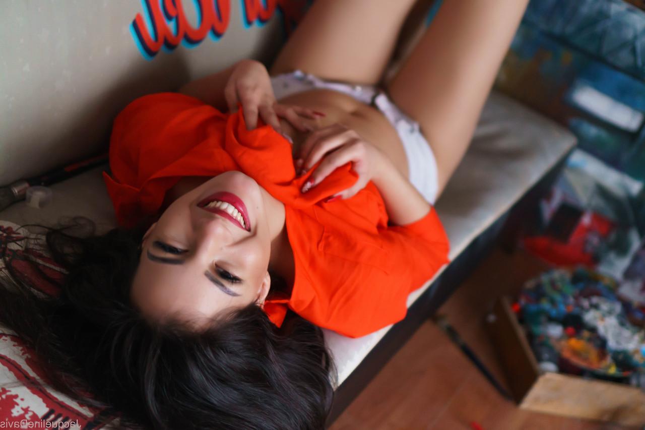 15P Das schöne brünette Babe Jacqueline Davis zeigt ihre kleinen Titten
