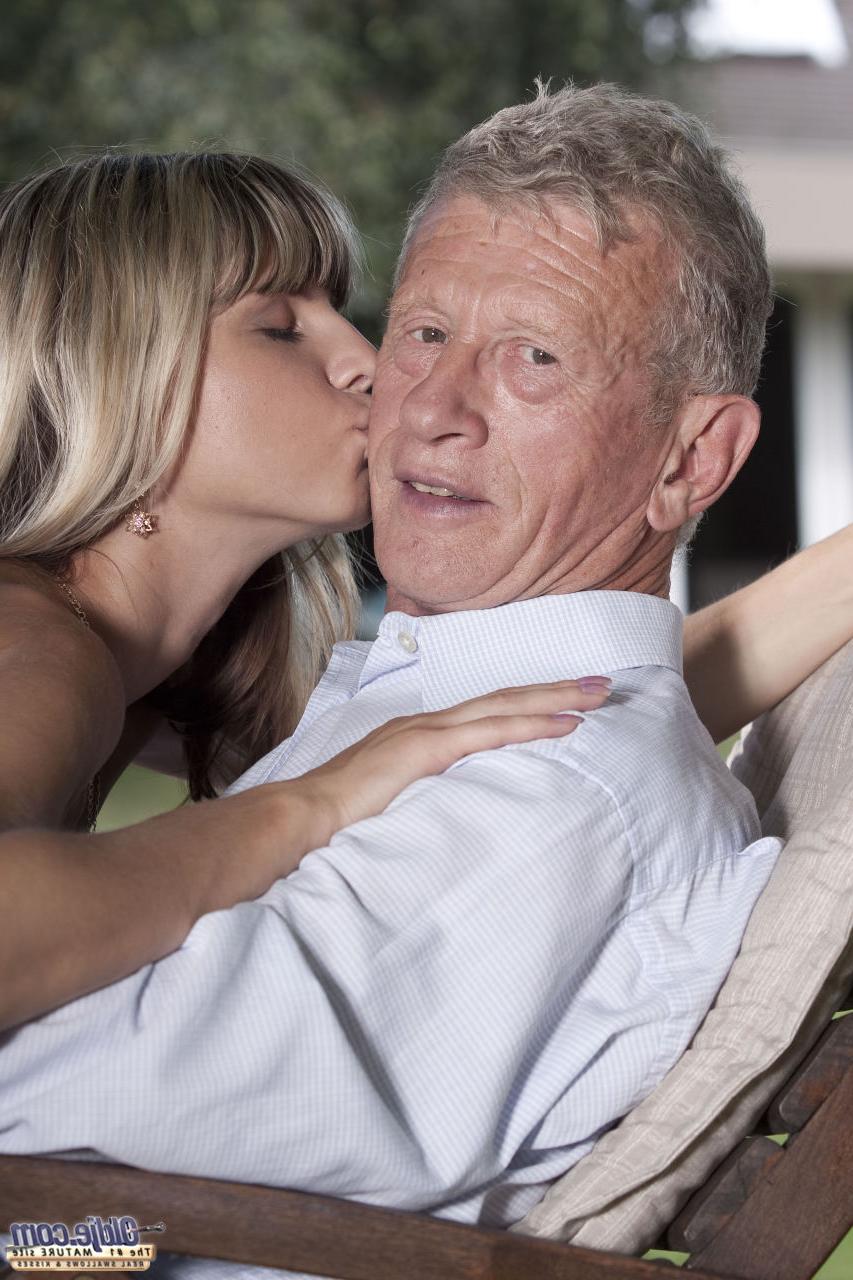 20P La petite adolescente Gina Gerson séduit son beau-père et chevauche sa bite en plein air