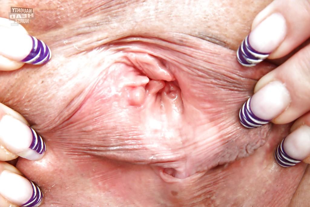 16P Enfermeira madura de cabelos curtos e óculos revelando seus peitos e vulva