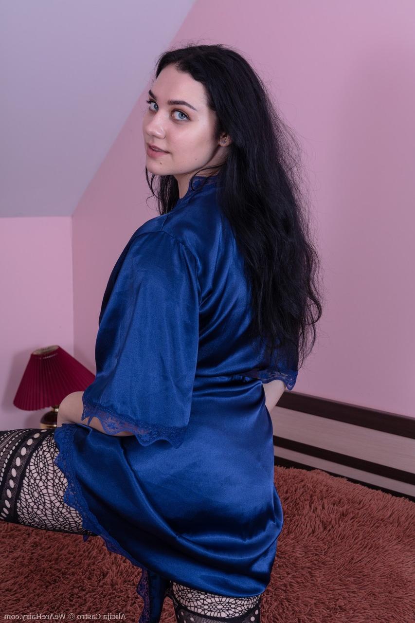 20P La belleza de pelo oscuro Alicija Castro se desnuda y muestra sus tetas y su chocho peludo