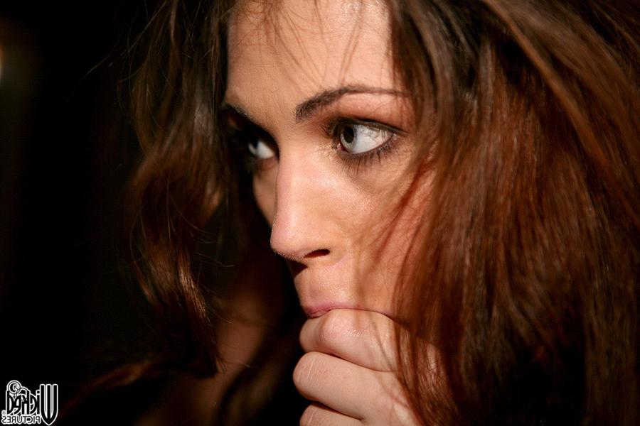 20P A beleza morena Faith Leon expõe seus peitos pequenos e é fodida profundamente