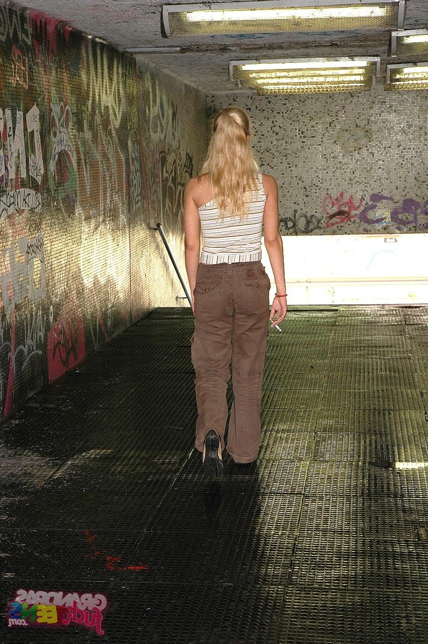 20P A adolescente amadora Dolly Ann dá rimjob e boquete ao vovô antes de transar com ele