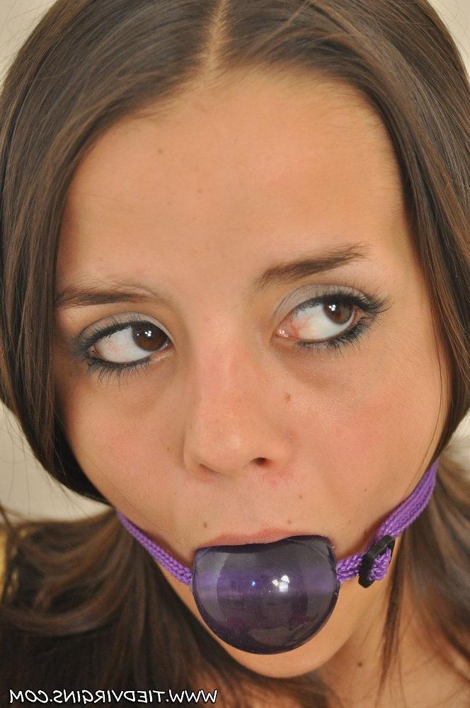 12P Bonita chica blanca muestra su ropa interior bajo la falda mientras está amordazada y sujeta