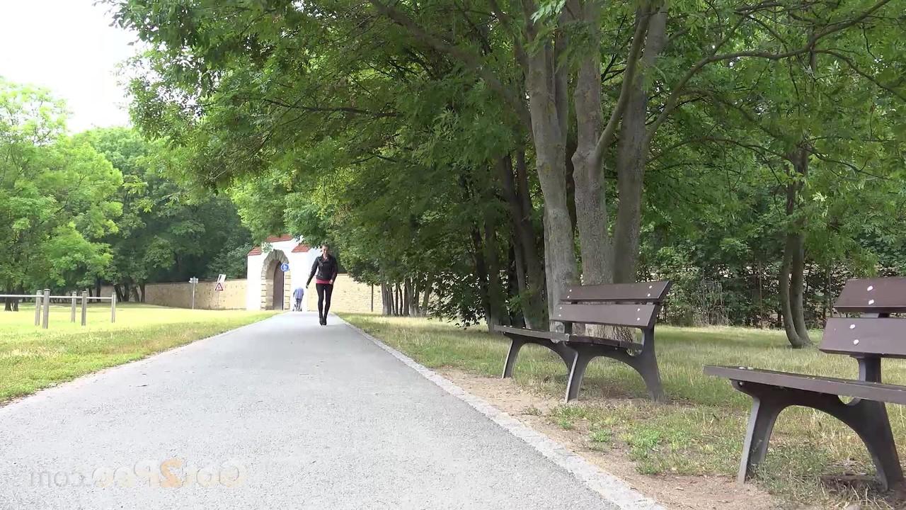 15P A garota branca Victoria Daniels mijando ao lado de um banco em um parque público