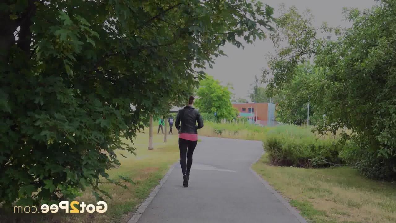 15P A garota branca Victoria Daniels mijando ao lado de um banco em um parque público