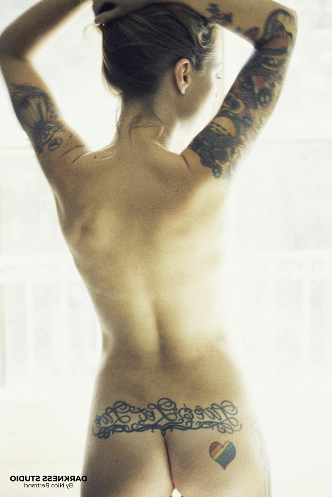 14P Adolescente com tatuagens sensuais Anny Mishet exibição de nudez sensual em solo XXX