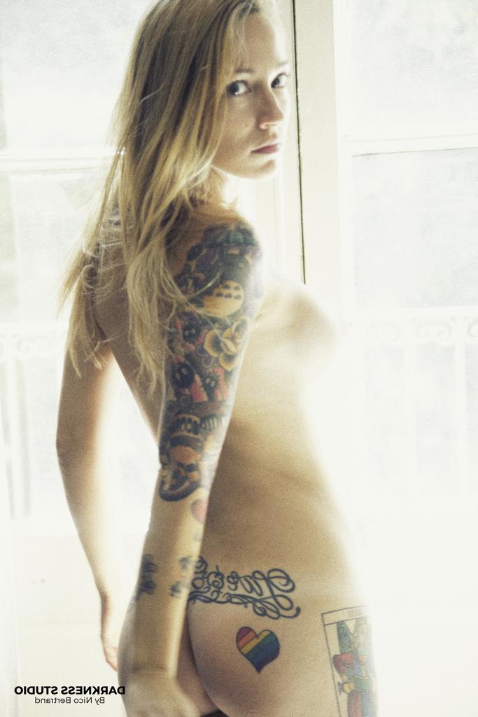 14P Adolescente com tatuagens sensuais Anny Mishet exibição de nudez sensual em solo XXX