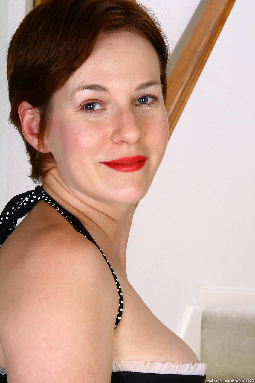 20P Vada, une MILF amateur sexy vêtue de lingerie, montre ses petits seins et son gros cul.