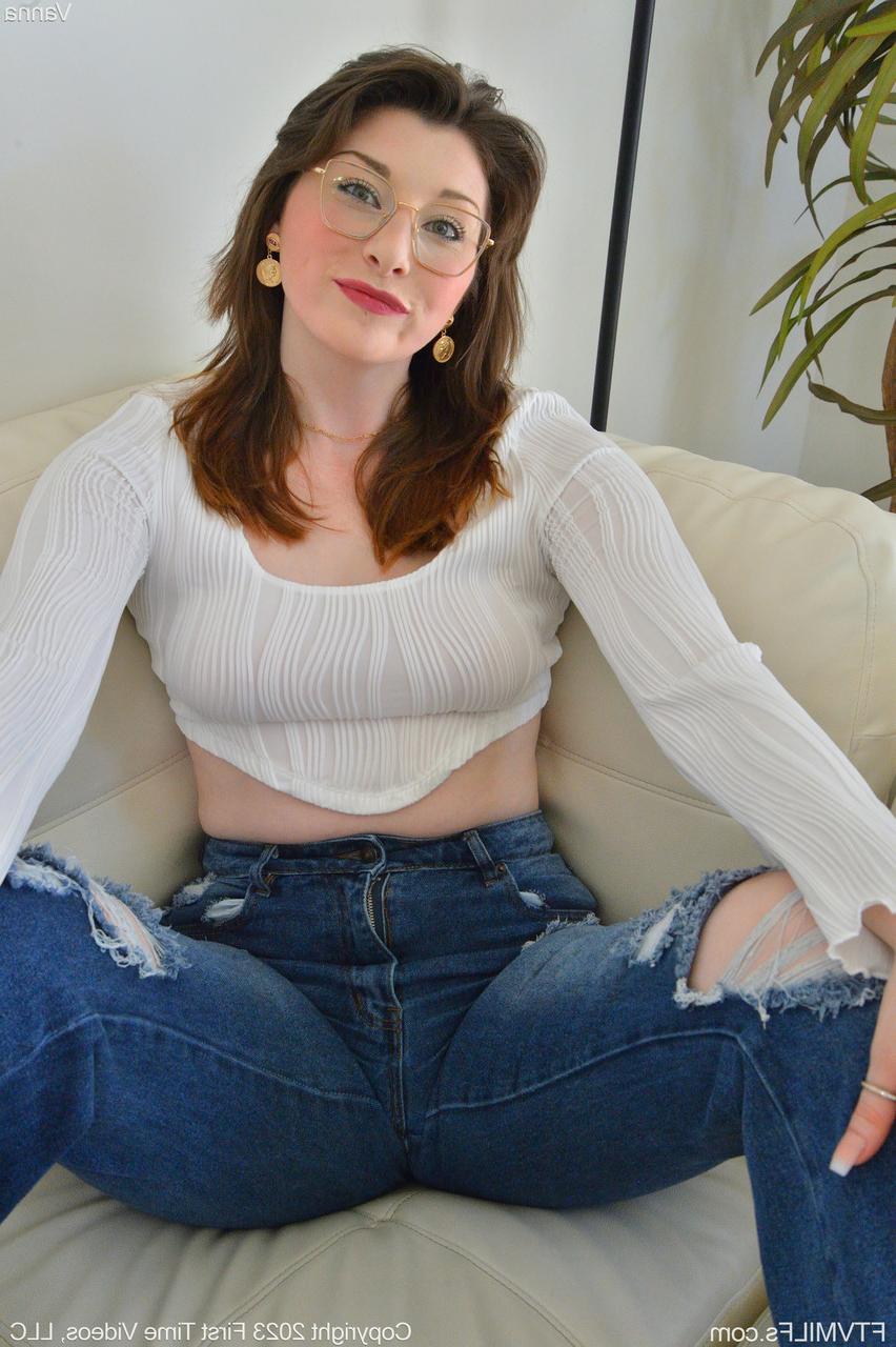 20P Nerd amador MILF Vanna chupando e fodendo um brinquedo sexual em um solo