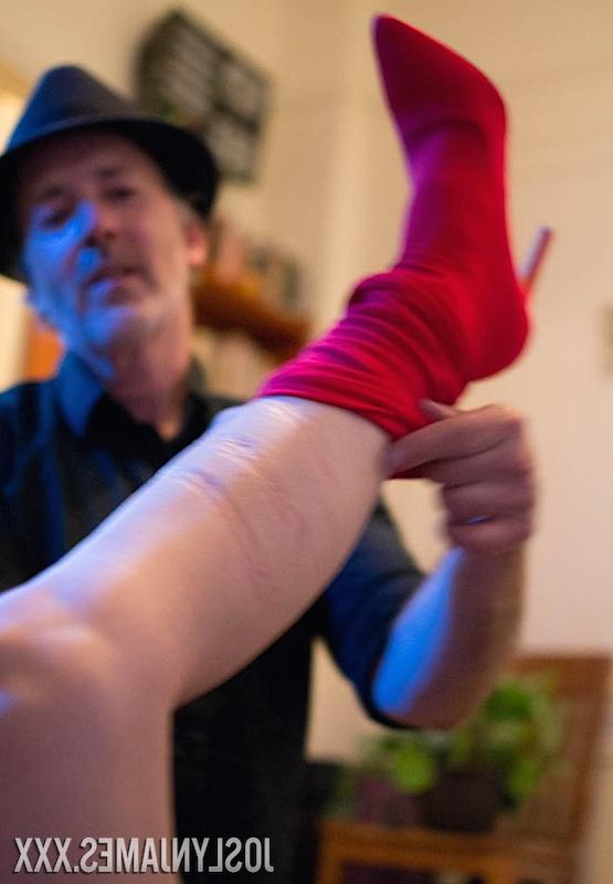 17P Joslyn James, une fille tatouée, est attachée avec une corde et porte des bottes rouges.