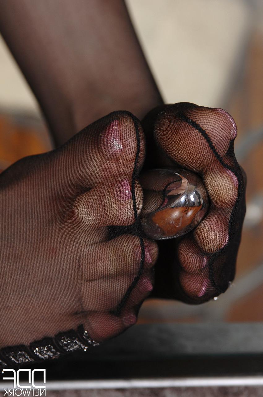 20P La guapa checa Leila Smith se folla los pies y el coño en medias con un juguete