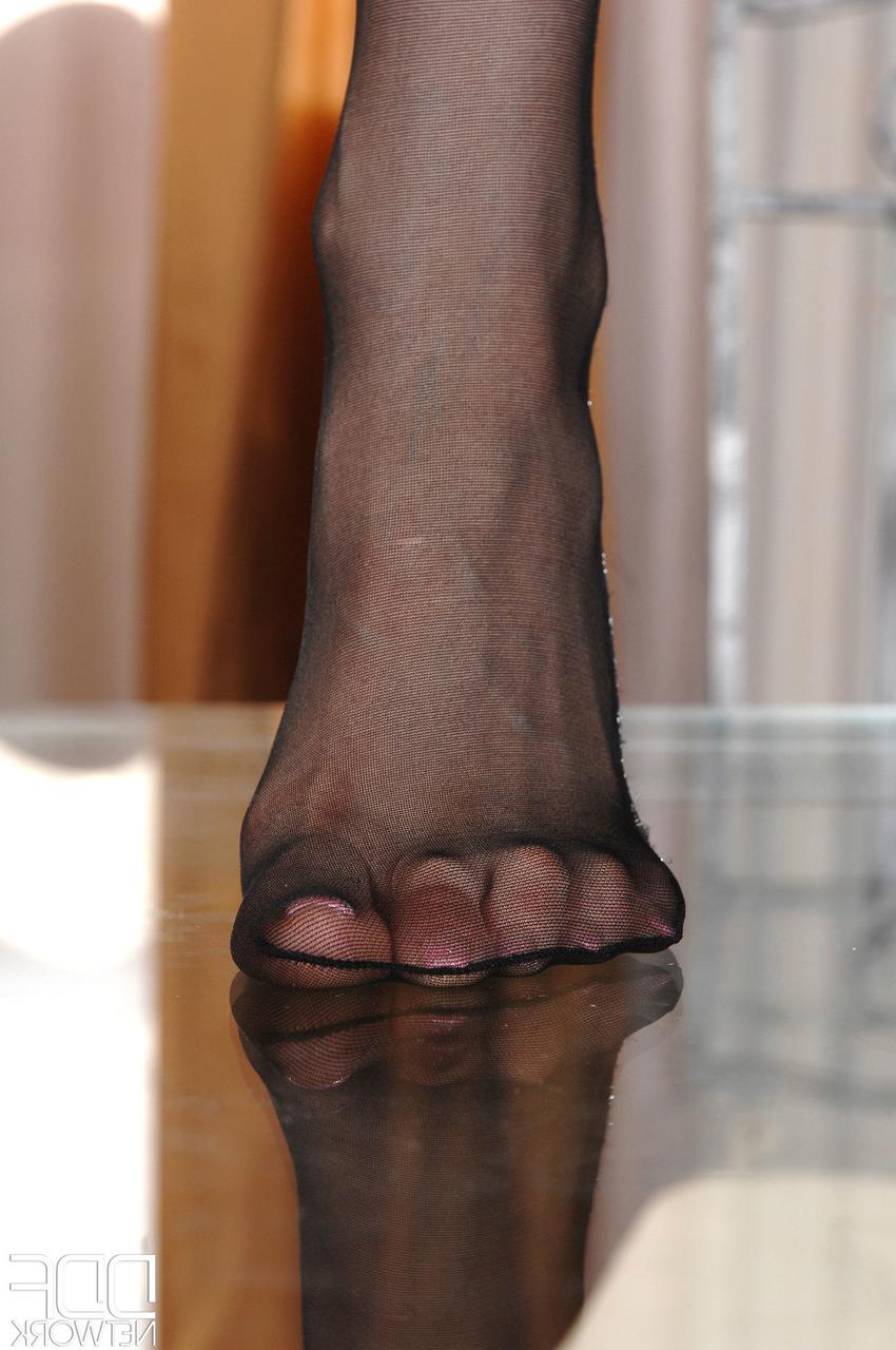 20P La guapa checa Leila Smith se folla los pies y el coño en medias con un juguete