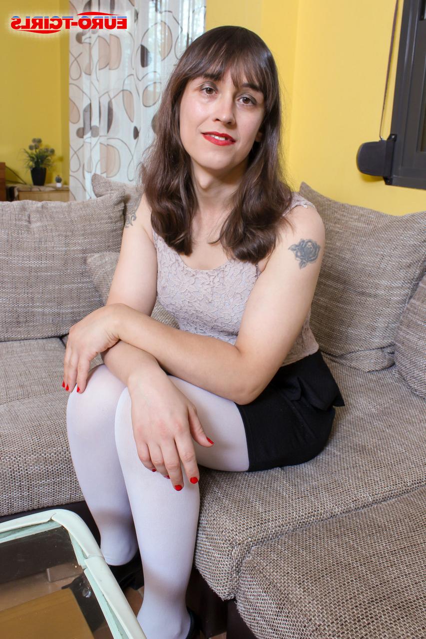 16P Travesti gostosa Cherry Girl empurra seu pau grande e brinca com seu buraco de amor anal