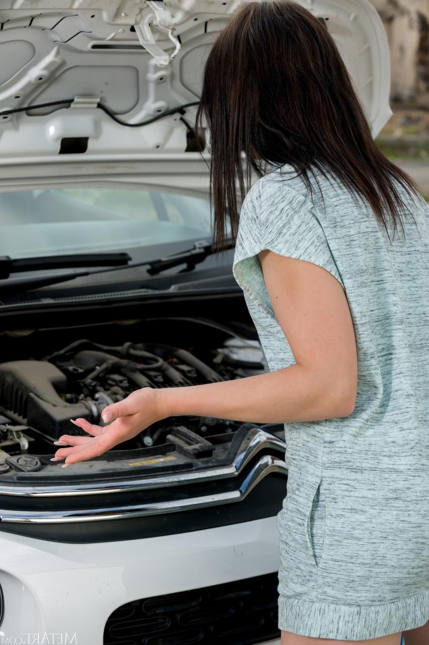 20P A linda adolescente morena Matty revela sua bunda e buceta raspada em um carro