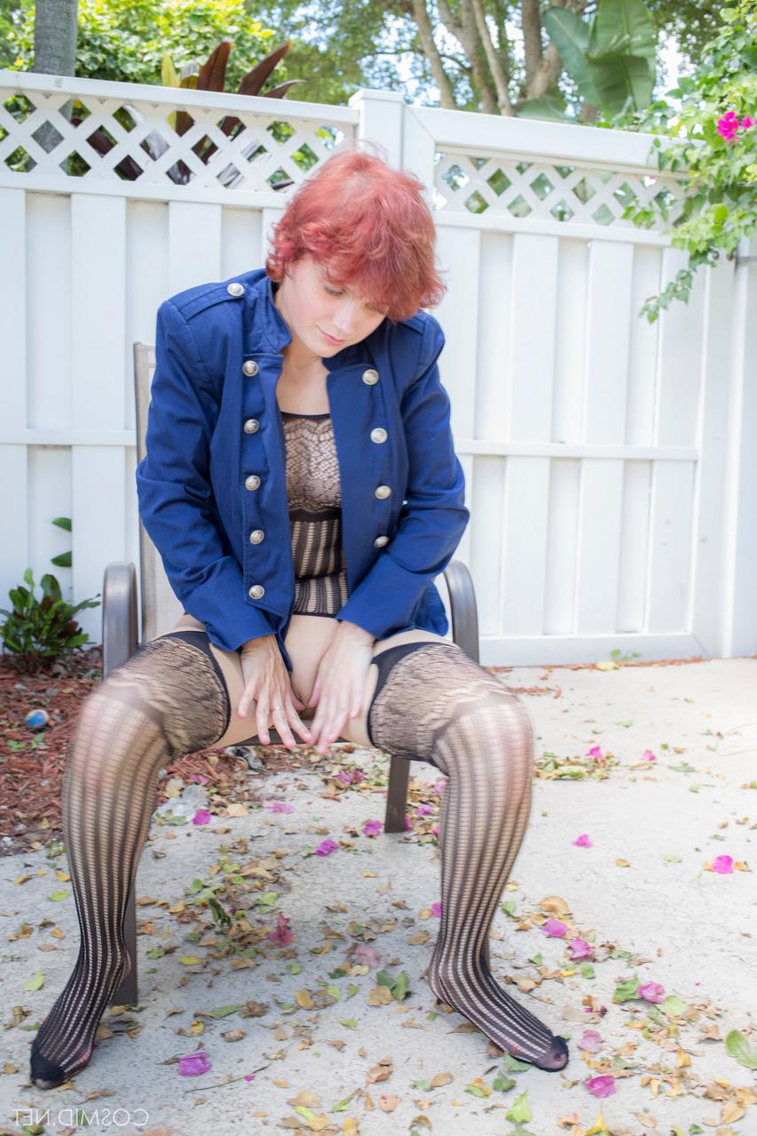16P A amadora ruiva Naomi Cord toca sua fenda enquanto usa meias sexy