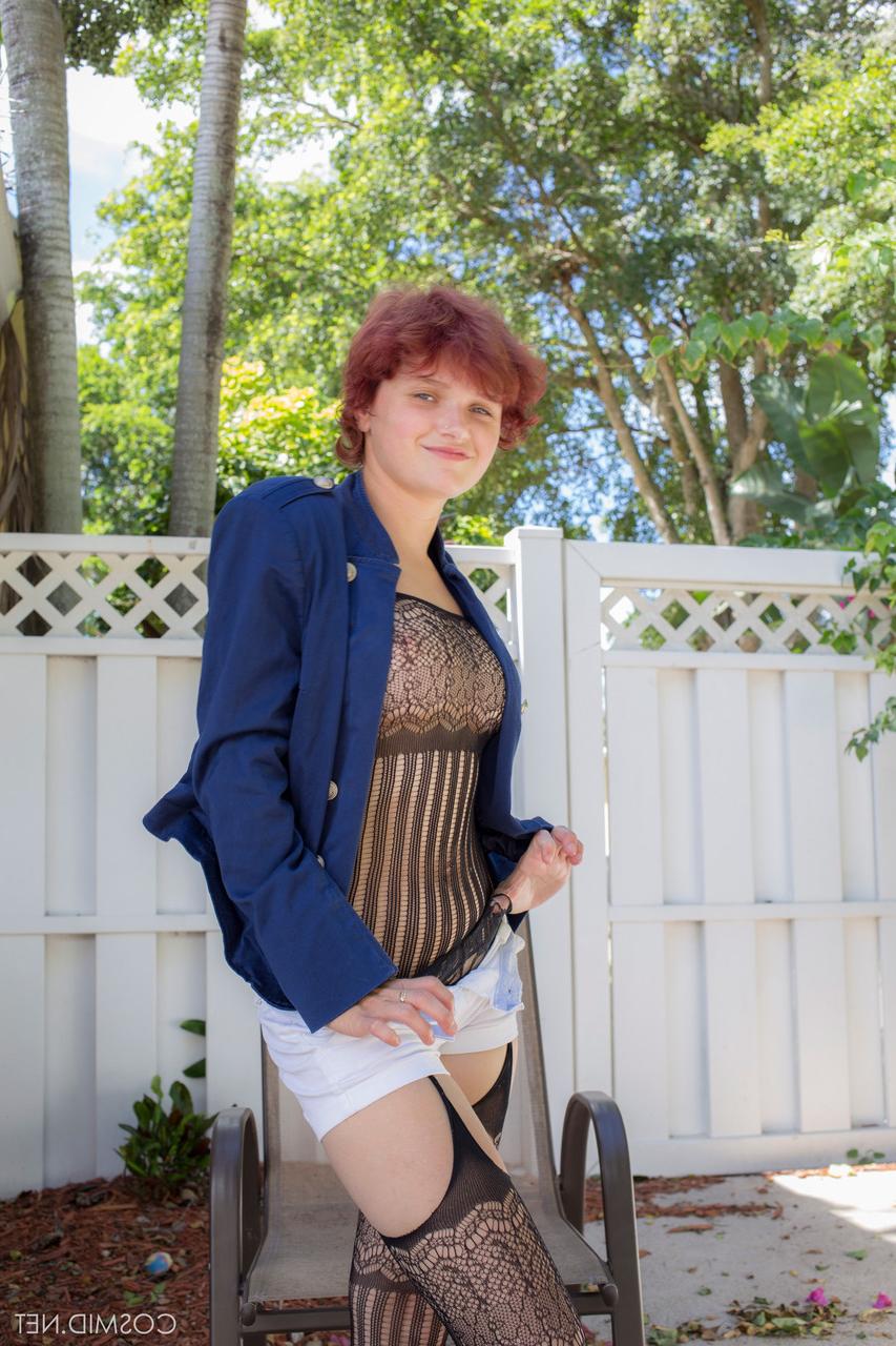 16P A amadora ruiva Naomi Cord toca sua fenda enquanto usa meias sexy