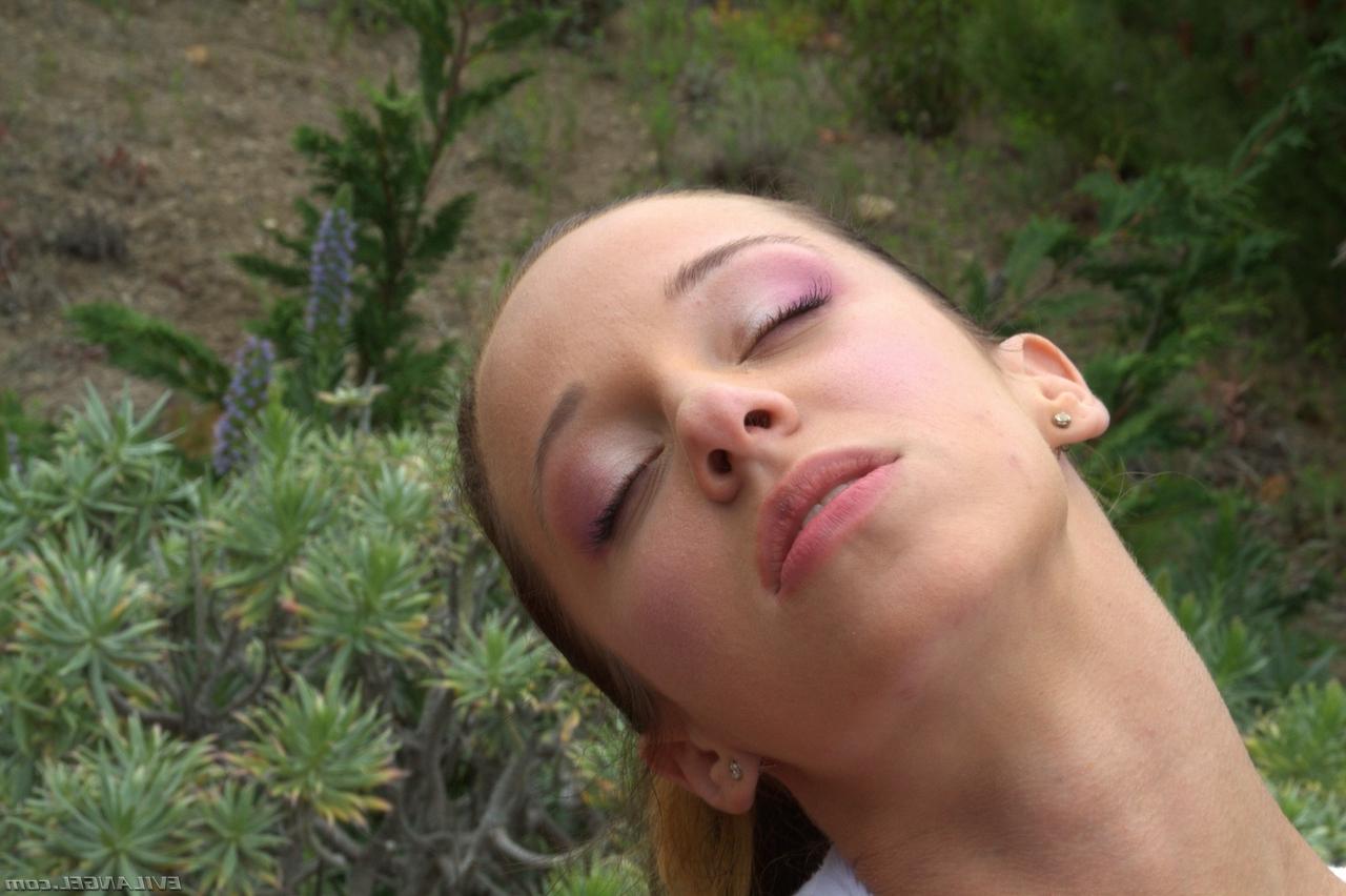 17P Die brünette Tussi Jada Stevens befreit ihren großen Hintern auf der hinteren Terrasse