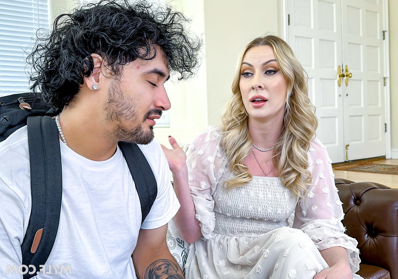 20P La baby-sitter blonde Sydney Paige baise un mari infidèle et prend un soin du visage