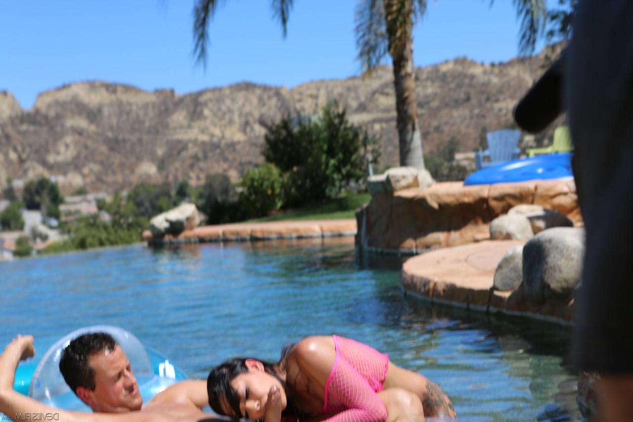 20P Latina Jasmine Summers fica com sua buceta adolescente coberta de porra depois de sexo quente no sofá