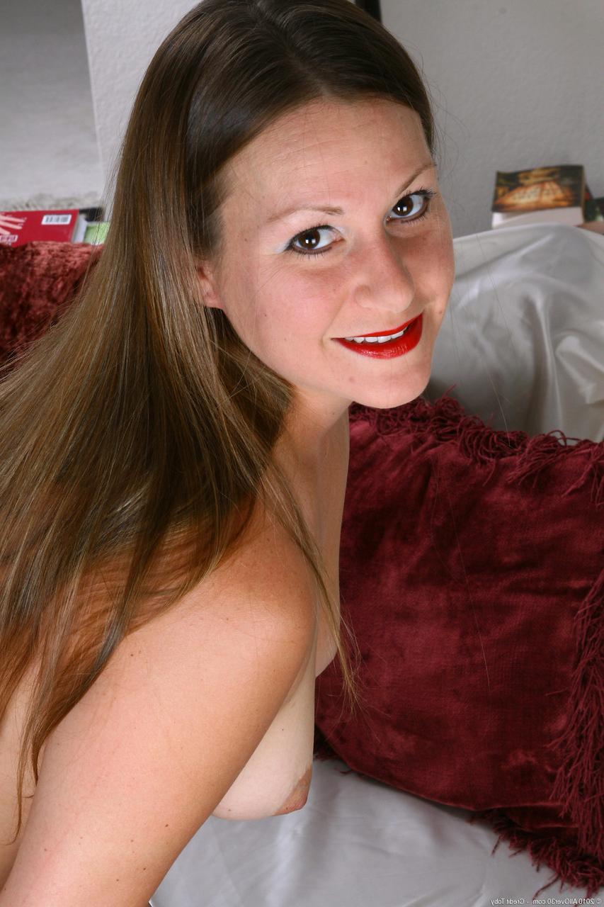 20P Sexy MILF Sugar G shows off her shaved pussy while entirely naked
