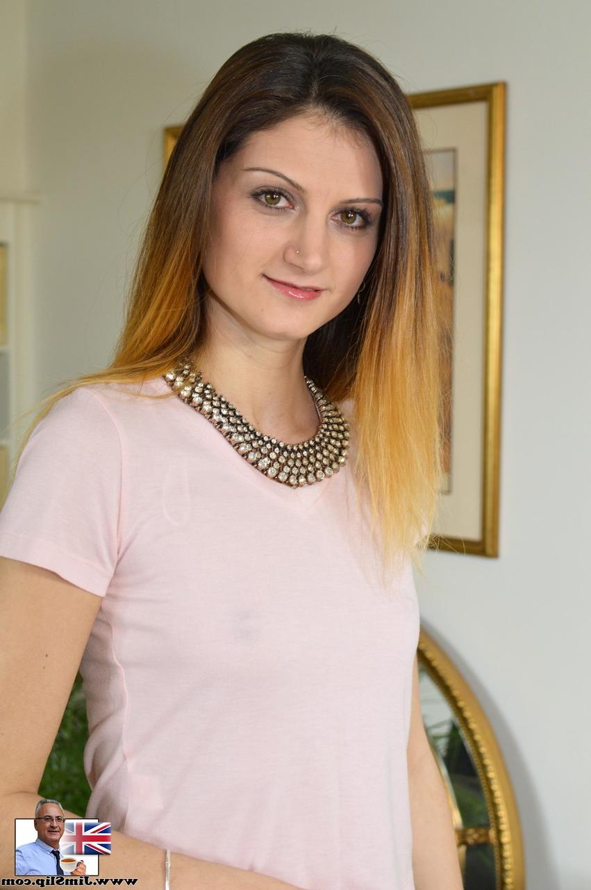 17P Die sexy junge Dame in superengen Leggings Eva Johnson macht ihre süßen Löcher nackt