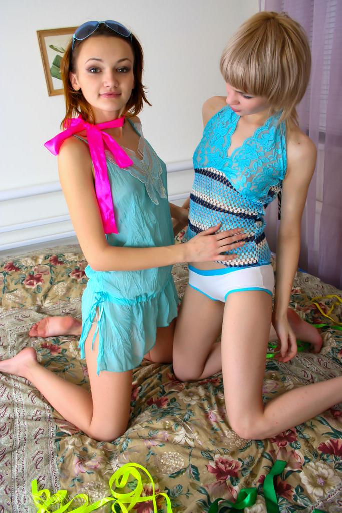 16P Les jeunes lesbiennes Cindy B et Cassidy C s'amusent sur un lit.