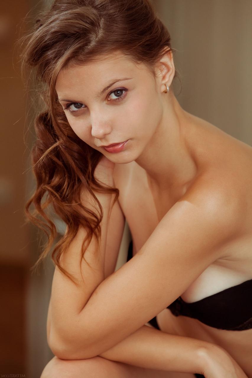 20P Die ganz natürliche Teenagerin Emma Sweet neckt mit ihrem großen Arsch und ihrer großen Muschi im Flur