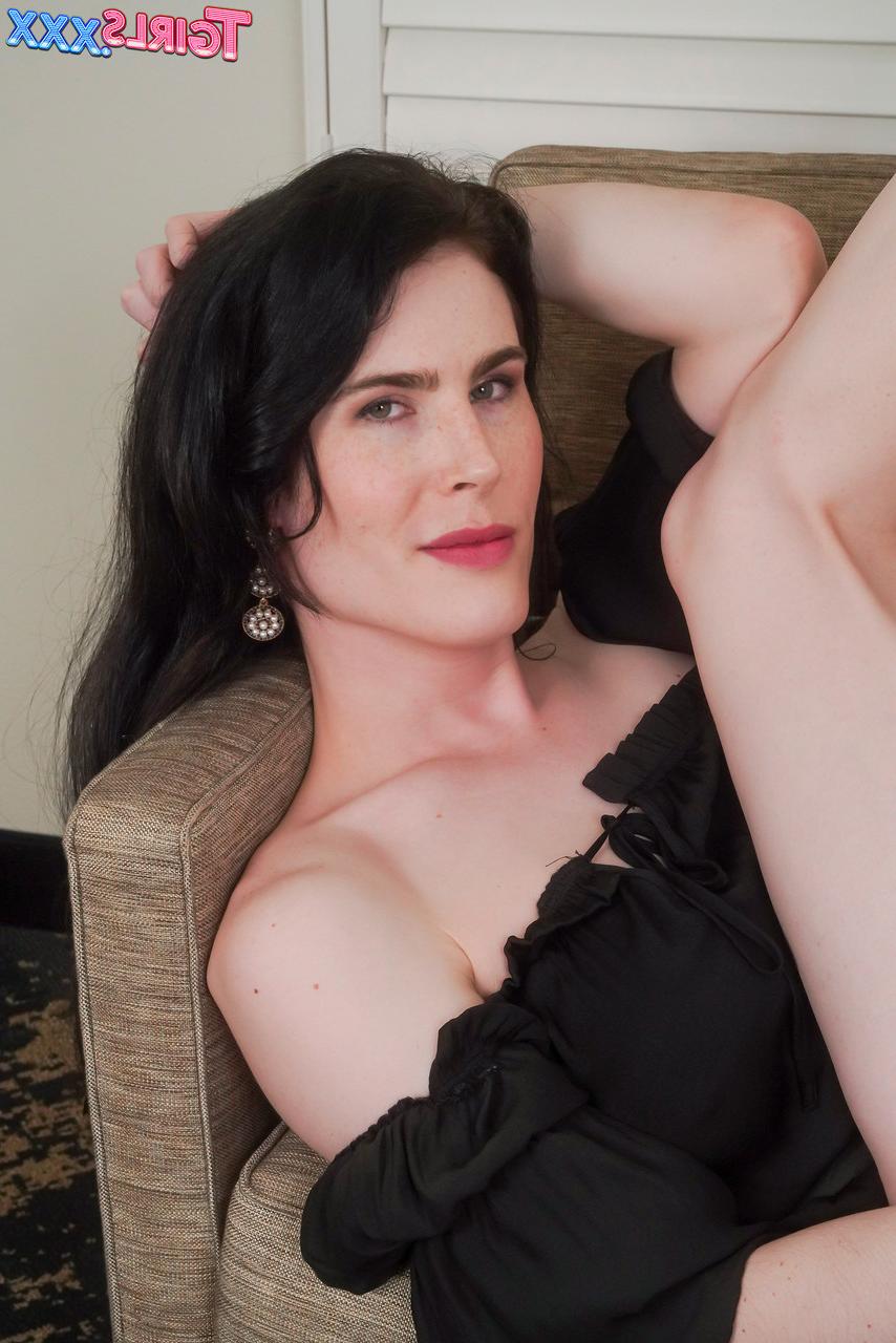 16P La transexual caliente Chanel Noir muestra sus hermosas tetas y su apretado agujero de amor anal