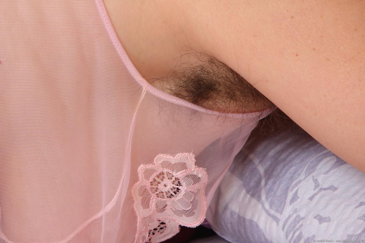 20P Die haarige MILF Anna B zeigt ihren großen Hintern und ihre schlaffen Brüste